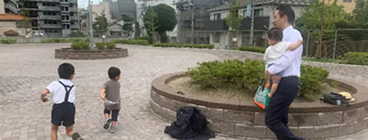 地元の公園で子どもたちと過ごす村井英樹